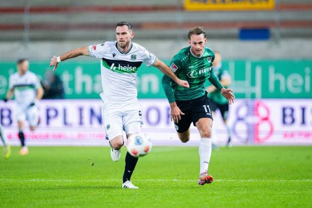 05.12.2025 - Fußball, 2025 2026, 2. Bundesliga, 15. Spieltag, SC Preußen Münster - Hannover 96: (L-R) Boris Tomiak (Hannover), Oscar Vilhelmsson (Münster) DFL REGULATIONS PROHIBIT ANY USE OF PHOTOGRAPHS AS IMAGE SEQUENCES AND OR QUASI-VIDEO.