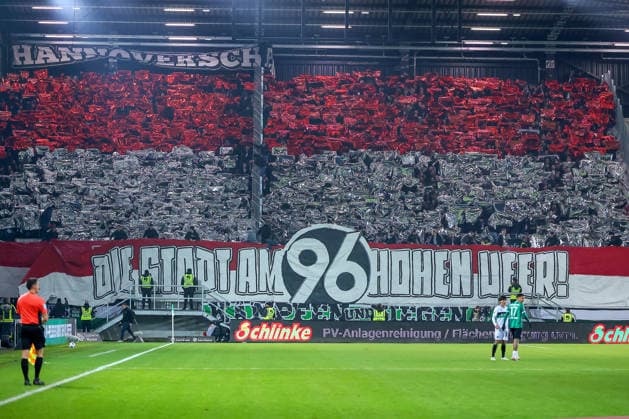 05.12.2025, Fußball, Preußen Münster - Hannover 96, 2. Fußball Bundesliga, Preußenstadion, Saison 2025 2026: Choreografie im Gästeblock der Hannover Fans Fankurve Gästeblock Choreo Choreography DFB regulations prohibit any use of photographs as image sequences and or quasi-video. Nordrhein-Westfalen Deutschland