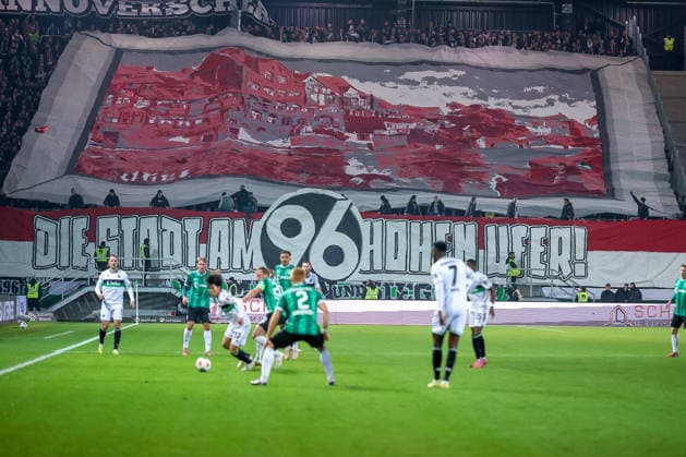 05.12.2025, Fußball, Preußen Münster - Hannover 96, 2. Fußball Bundesliga, Preußenstadion, Saison 2025 2026: Choreografie im Gästeblock der Hannover Fans Fankurve Gästeblock Choreo Choreography DFB regulations prohibit any use of photographs as image sequences and or quasi-video. Nordrhein-Westfalen Deutschland