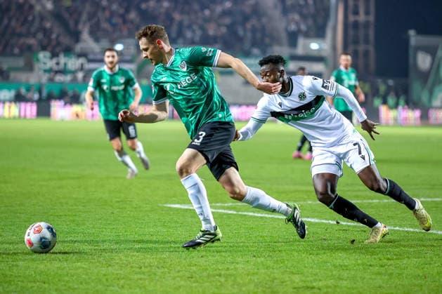 05.12.2025, Fußball, Preußen Münster - Hannover 96, 2. Fußball Bundesliga, Preußenstadion, Saison 2025 2026: Mustapha Bundu (Hannover96 07) im Zweikampf gegen Paul Jaeckel (Preussen Muenster 03) DFB regulations prohibit any use of photographs as image sequences and or quasi-video. Nordrhein-Westfalen Deutschland