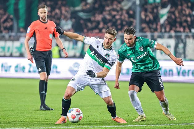 05.12.2025, Fußball, Preußen Münster - Hannover 96, 2. Fußball Bundesliga, Preußenstadion, Saison 2025 2026: Enzo Leopold (Hannover96 08) im Zweikampf gegen Yassine Bouchama (Preussen Muenster 05) DFB regulations prohibit any use of photographs as image sequences and or quasi-video. Nordrhein-Westfalen Deutschland