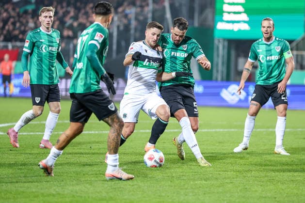 05.12.2025, Fußball, Preußen Münster - Hannover 96, 2. Fußball Bundesliga, Preußenstadion, Saison 2025 2026: Enzo Leopold (Hannover96 08) im Zweikampf gegen Yassine Bouchama (Preussen Muenster 05) DFB regulations prohibit any use of photographs as image sequences and or quasi-video. Nordrhein-Westfalen Deutschland