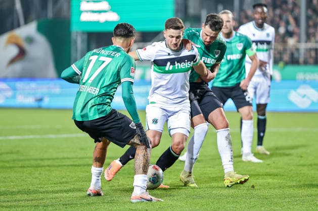 05.12.2025, Fußball, Preußen Münster - Hannover 96, 2. Fußball Bundesliga, Preußenstadion, Saison 2025 2026: Enzo Leopold (Hannover96 08) im Zweikampf gegen Yassine Bouchama (Preussen Muenster 05) DFB regulations prohibit any use of photographs as image sequences and or quasi-video. Nordrhein-Westfalen Deutschland