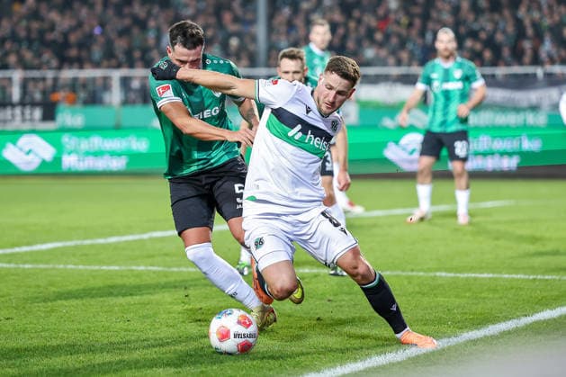 05.12.2025, Fußball, Preußen Münster - Hannover 96, 2. Fußball Bundesliga, Preußenstadion, Saison 2025 2026: Enzo Leopold (Hannover96 08) im Zweikampf gegen Yassine Bouchama (Preussen Muenster 05) DFB regulations prohibit any use of photographs as image sequences and or quasi-video. Nordrhein-Westfalen Deutschland