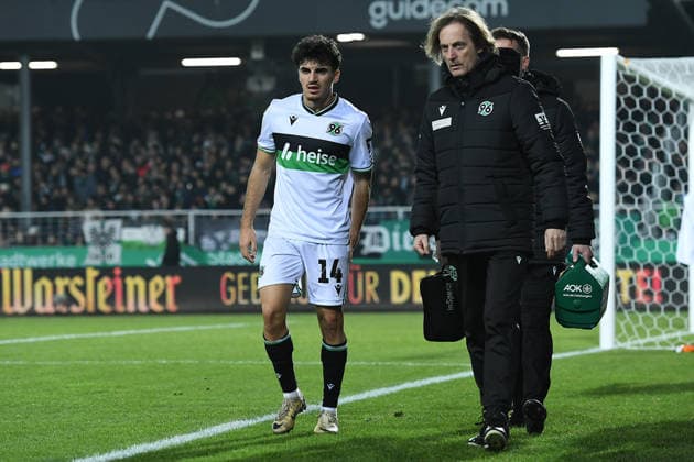Fußball 2. Bundesliga 15. Spieltag SC Preußen Münster - Hannover 96 am 05.12.2025 im LVM-Preußenstadion in Münster Husseyn Chakroun ( Hannover ) verlässt verletzt das Spielfeld DFL regulations prohibit any use of photographs as image sequences and or quasi-video.