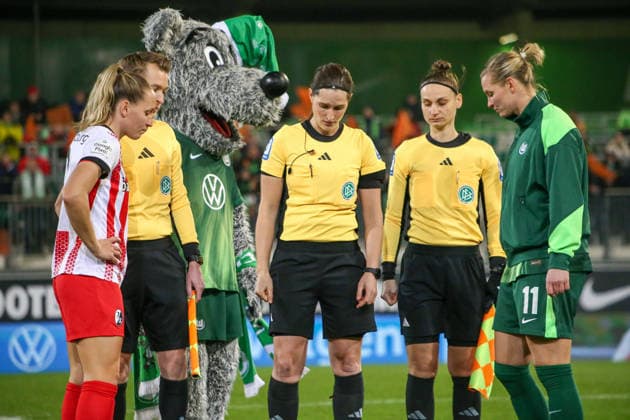 Deutschland: Frauen-Bundesliga 2025 26, 12. Spieltag - VfL Wolfsburg VS SC Freiburg - AOK Stadion (Wolfsburg): SchiedsrichterNaemi Breier 1. AssistentMaria Steinmann-Scholz 2. AssistentAdrian Mazurkiewicz Alexandra Popp (VfL Wolfsburg Frauen, 11) Lisa Karl (SC Freiburg Frauen, 2) Copyright: xAymanxAlahmedx