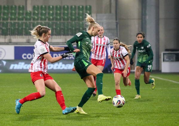 Deutschland: Frauen-Bundesliga 2025 26, 12. Spieltag - VfL Wolfsburg VS SC Freiburg - AOK Stadion (Wolfsburg): Ella Peddemors (VfL Wolfsburg Frauen, 5) Greta Stegemann (SC Freiburg Frauen, 16) Copyright: xAymanxAlahmedx
