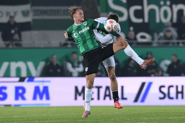 Fußball 2. Bundesliga 15. Spieltag SC Preußen Münster - Hannover 96 am 05.12.2025 im LVM-Preußenstadion in Münster Oscar Vilhelmsson ( Münster ), vorne - Maik Nawrocki ( Hannover ), hinten DFL regulations prohibit any use of photographs as image sequences and or quasi-video.