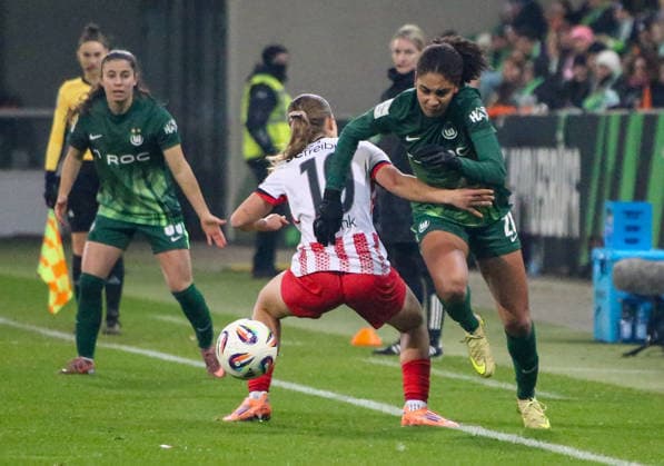 Deutschland: Frauen-Bundesliga 2025 26, 12. Spieltag - VfL Wolfsburg VS SC Freiburg - AOK Stadion (Wolfsburg): Cora Zicai (VfL Wolfsburg Frauen, 28) Nia Szenk (SC Freiburg Frauen, 19) Copyright: xAymanxAlahmedx