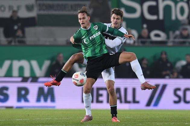 Fußball 2. Bundesliga 15. Spieltag SC Preußen Münster - Hannover 96 am 05.12.2025 im LVM-Preußenstadion in Münster Oscar Vilhelmsson ( Münster ), vorne - Maik Nawrocki ( Hannover ), hinten DFL regulations prohibit any use of photographs as image sequences and or quasi-video.