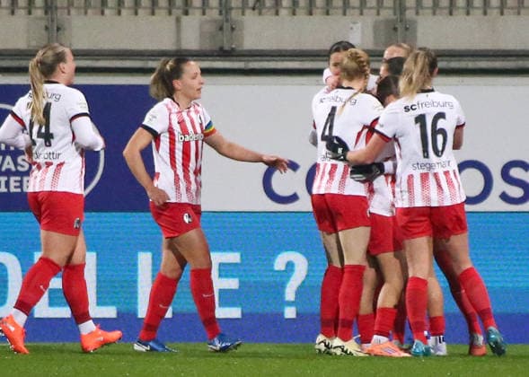 Deutschland: Frauen-Bundesliga 2025 26, 12. Spieltag - VfL Wolfsburg VS SC Freiburg - AOK Stadion (Wolfsburg): Torjubel Leela Egli (SC Freiburg Frauen, 20) Greta Stegemann (SC Freiburg Frauen, 16) Meret Felde (SC Freiburg Frauen, 4) Ingibjörg SigurÃ°ardottir Ingibjorg Sigurdardottir (SC Freiburg Frauen, 24) Copyright: xAymanxAlahmedx