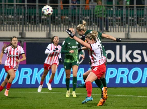 Deutschland: Frauen-Bundesliga 2025 26, 12. Spieltag - VfL Wolfsburg VS SC Freiburg - AOK Stadion (Wolfsburg): Alexandra Popp (VfL Wolfsburg Frauen, 11) Greta Stegemann (SC Freiburg Frauen, 16) Copyright: xAymanxAlahmedx