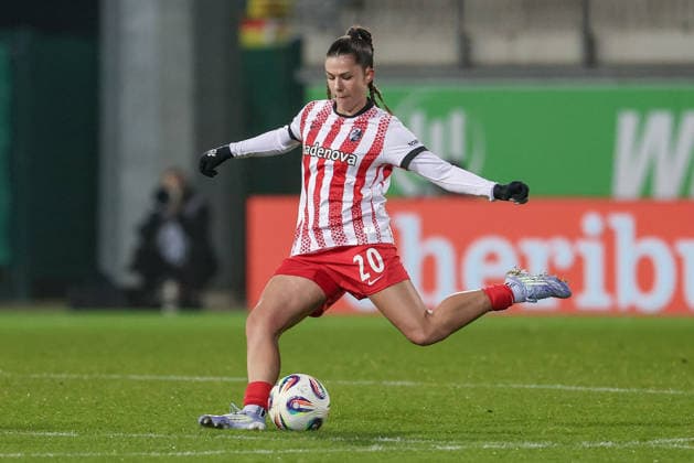Leela Egli (SC Freiburg, 20) am Ball, Freisteller, Einzelbild, Ganzkörper, Aktion, Action, Spielszene, DIE DFB-RICHTLINIEN UNTERSAGEN JEGLICHE NUTZUNG VON FOTOS ALS SEQUENZBILDER UND ODER VIDEOÄHNLICHE FOTOSTRECKEN. DFB REGULATIONS PROHIBIT ANY USE OF PHOTOGRAPHS AS IMAGE SEQUENCES AND OR QUASI-VIDEO., 05.12.2025, Wolfsburg (Deutschland), Fussball, Google Pixel Frauen-Bundesliga, VfL Wolfsburg - SC Freiburg