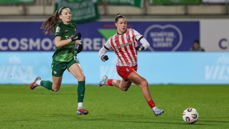 v.li.: Joelle Wedemeyer (VfL Wolfsburg, 24) und Leela Egli (SC Freiburg, 20) im Zweikampf, Duell, Dynamik, Aktion, Action, Spielszene, DIE DFB-RICHTLINIEN UNTERSAGEN JEGLICHE NUTZUNG VON FOTOS ALS SEQUENZBILDER UND ODER VIDEOÄHNLICHE FOTOSTRECKEN. DFB REGULATIONS PROHIBIT ANY USE OF PHOTOGRAPHS AS IMAGE SEQUENCES AND OR QUASI-VIDEO., 05.12.2025, Wolfsburg (Deutschland), Fussball, Google Pixel Frauen-Bundesliga, VfL Wolfsburg - SC Freiburg