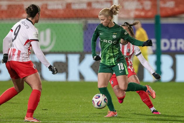 Justine Kielland (VfL Wolfsburg, 18) am Ball, Einzelbild, Ganzkörper, Aktion, Action, Spielszene, DIE DFB-RICHTLINIEN UNTERSAGEN JEGLICHE NUTZUNG VON FOTOS ALS SEQUENZBILDER UND ODER VIDEOÄHNLICHE FOTOSTRECKEN. DFB REGULATIONS PROHIBIT ANY USE OF PHOTOGRAPHS AS IMAGE SEQUENCES AND OR QUASI-VIDEO., 05.12.2025, Wolfsburg (Deutschland), Fussball, Google Pixel Frauen-Bundesliga, VfL Wolfsburg - SC Freiburg