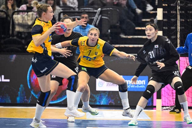 DORTMUND, TYSKLAND 20251205 Sveriges Jenny Carlson och Linn Blohm mot Sydkoreas Boeun Gim under fredagens match i huvudrundan i damernas handbolls-VM mellan Sverige och Sydkorea i Westfalenhalle i Dortmund, Tyskland. DORTMUND TYSKLAND x10070x