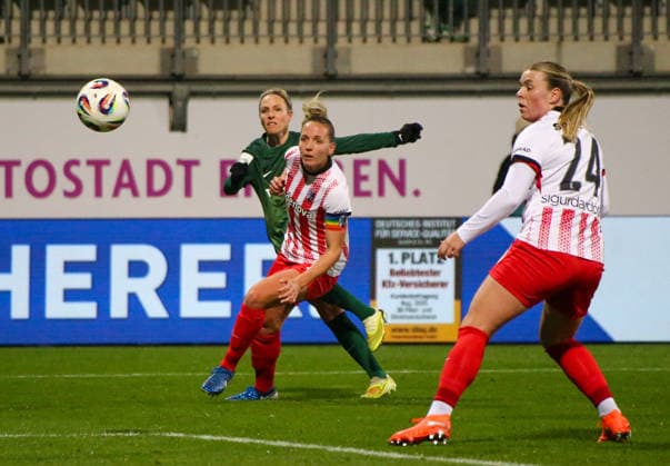 Deutschland: Frauen-Bundesliga 2025 26, 12. Spieltag - VfL Wolfsburg VS SC Freiburg - AOK Stadion (Wolfsburg): Lisa Karl (SC Freiburg Frauen, 2) Ingibjörg SigurÃ°ardottir Ingibjorg Sigurdardottir (SC Freiburg Frauen, 24) Copyright: xAymanxAlahmedx