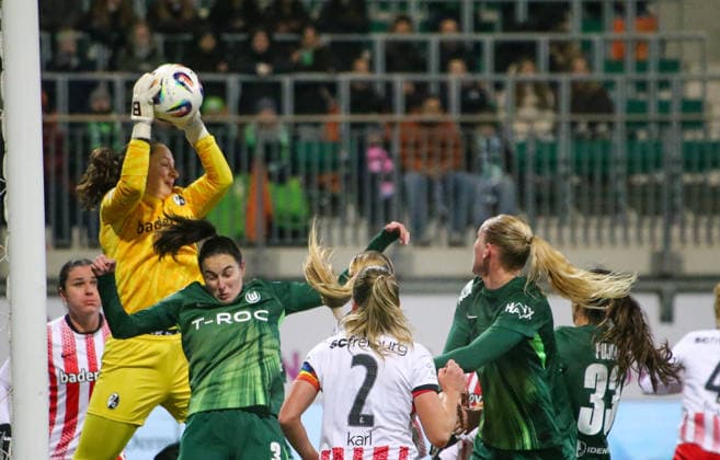 Deutschland: Frauen-Bundesliga 2025 26, 12. Spieltag - VfL Wolfsburg VS SC Freiburg - AOK Stadion (Wolfsburg): Laura Benkarth (SC Freiburg Frauen, 1) Caitlin Dijkstra (VfL Wolfsburg Frauen, 3) Copyright: xAymanxAlahmedx