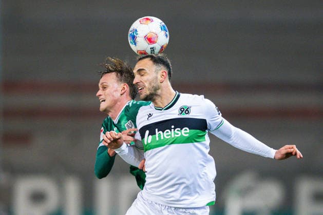 05.12.2025 - Fußball, 2025 2026, 2. Bundesliga, 15. Spieltag, SC Preußen Münster - Hannover 96: (L-R) Benedikt Pichler (Hannover), Yassine Bouchama (Münster) DFL REGULATIONS PROHIBIT ANY USE OF PHOTOGRAPHS AS IMAGE SEQUENCES AND OR QUASI-VIDEO.