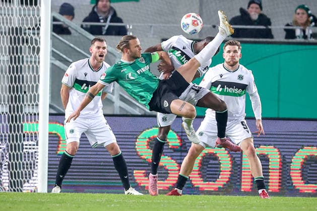 05.12.2025, Fußball, Preußen Münster - Hannover 96, 2. Fußball Bundesliga, Preußenstadion, Saison 2025 2026: Jorrit Hendrix (Preussen Muenster 20) beim Fallrückzieher im Zweikampf gegen Simon Scherder (Preussen Muenster 15) DFB regulations prohibit any use of photographs as image sequences and or quasi-video. Nordrhein-Westfalen Deutschland