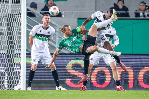 05.12.2025, Fußball, Preußen Münster - Hannover 96, 2. Fußball Bundesliga, Preußenstadion, Saison 2025 2026: Jorrit Hendrix (Preussen Muenster 20) beim Fallrückzieher im Zweikampf gegen Simon Scherder (Preussen Muenster 15) DFB regulations prohibit any use of photographs as image sequences and or quasi-video. Nordrhein-Westfalen Deutschland