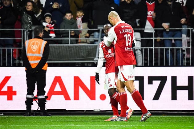 FOOTBALL : Stade Brestois 29 vs AS Monaco - Ligue 1 - JournÃ e 15 - 05 12 2025 Joie des joueurs du Stade Brestois aprÃ s le but de Kamory Doumbia (Stade Brestois) BrestFrance  Copyright: xBaptistexAutissierx