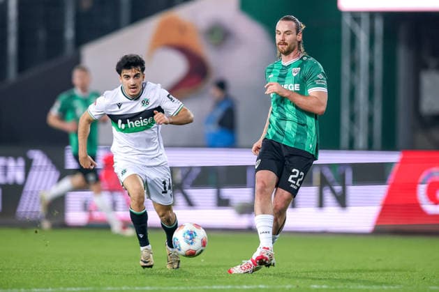 05.12.2025, Fußball, Preußen Münster - Hannover 96, 2. Fußball Bundesliga, Preußenstadion, Saison 2025 2026: Husseyn Chakroun (Hannover96 14) im Zweikampf gegen Jannis Heuer (Preussen Muenster 22) DFB regulations prohibit any use of photographs as image sequences and or quasi-video. Nordrhein-Westfalen Deutschland