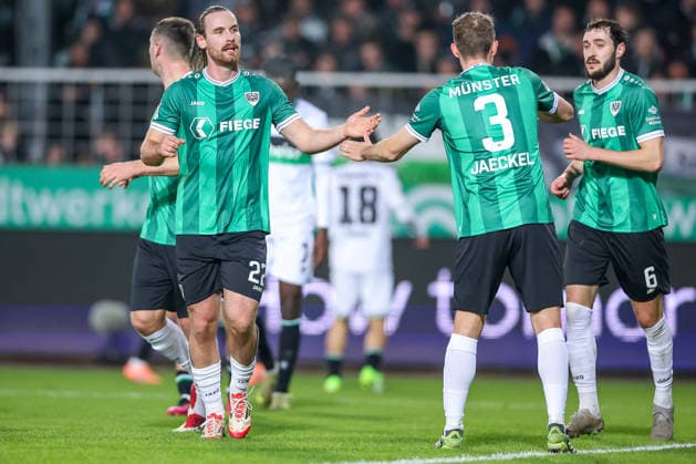 05.12.2025, Fußball, Preußen Münster - Hannover 96, 2. Fußball Bundesliga, Preußenstadion, Saison 2025 2026: Torge Paetow (Preussen Muenster 16) neben Jannis Heuer (Preussen Muenster 22) Paul Jaeckel (Preussen Muenster 03) Marcel Benger (Preussen Muenster 06) DFB regulations prohibit any use of photographs as image sequences and or quasi-video. Nordrhein-Westfalen Deutschland