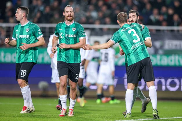 05.12.2025, Fußball, Preußen Münster - Hannover 96, 2. Fußball Bundesliga, Preußenstadion, Saison 2025 2026: Torge Paetow (Preussen Muenster 16) neben Jannis Heuer (Preussen Muenster 22) Paul Jaeckel (Preussen Muenster 03) Marcel Benger (Preussen Muenster 06) DFB regulations prohibit any use of photographs as image sequences and or quasi-video. Nordrhein-Westfalen Deutschland