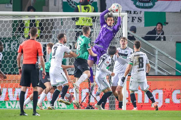 05.12.2025, Fußball, Preußen Münster - Hannover 96, 2. Fußball Bundesliga, Preußenstadion, Saison 2025 2026: Torwart Nahuel Noll (Hannover96 01) verteidigt im Strafraum das Tor Eckball Strafraumaktion DFB regulations prohibit any use of photographs as image sequences and or quasi-video. Nordrhein-Westfalen Deutschland