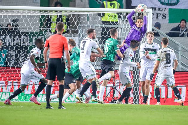 05.12.2025, Fußball, Preußen Münster - Hannover 96, 2. Fußball Bundesliga, Preußenstadion, Saison 2025 2026: Torwart Nahuel Noll (Hannover96 01) verteidigt im Strafraum das Tor Eckball Strafraumaktion DFB regulations prohibit any use of photographs as image sequences and or quasi-video. Nordrhein-Westfalen Deutschland