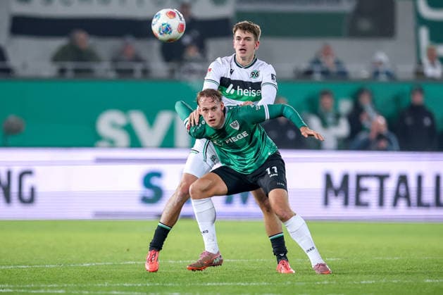 05.12.2025, Fußball, Preußen Münster - Hannover 96, 2. Fußball Bundesliga, Preußenstadion, Saison 2025 2026: Oscar Vilhelmsson (Preussen Muenster 11) im Zweikampf gegen Maik Nawrocki (Hannover96 06) DFB regulations prohibit any use of photographs as image sequences and or quasi-video. Nordrhein-Westfalen Deutschland