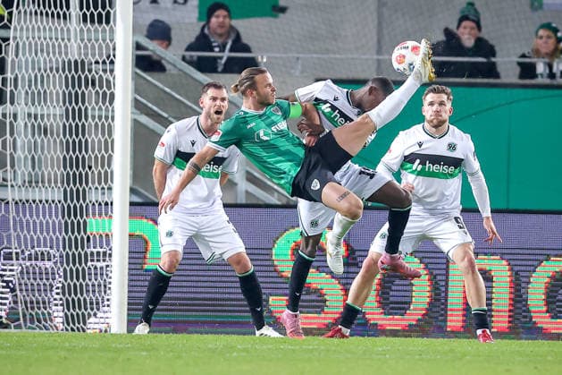 05.12.2025, Fußball, Preußen Münster - Hannover 96, 2. Fußball Bundesliga, Preußenstadion, Saison 2025 2026: Jorrit Hendrix (Preussen Muenster 20) beim Fallrückzieher im Zweikampf gegen Simon Scherder (Preussen Muenster 15) DFB regulations prohibit any use of photographs as image sequences and or quasi-video. Nordrhein-Westfalen Deutschland