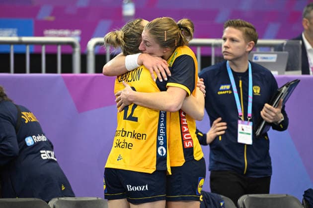 DORTMUND, TYSKLAND 20251205 Sveriges Jenny Carlson och Linn Blohm deppar efter att ha blivit utslagna ur VM trots vinsten i fredagens match i huvudrundan i damernas handbolls-VM mellan Sverige och Sydkorea i Westfalenhalle i Dortmund, Tyskland. DORTMUND TYSKLAND x10070x