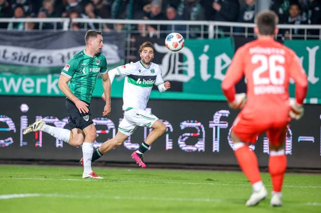 05.12.2025, Fußball, Preußen Münster - Hannover 96, 2. Fußball Bundesliga, Preußenstadion, Saison 2025 2026: Torge Paetow (Preussen Muenster 16) im Zweikampf gegen Kolja Oudenne (Hannover96 29) DFB regulations prohibit any use of photographs as image sequences and or quasi-video. Nordrhein-Westfalen Deutschland