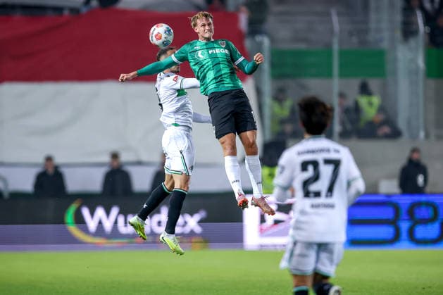 05.12.2025, Fußball, Preußen Münster - Hannover 96, 2. Fußball Bundesliga, Preußenstadion, Saison 2025 2026: Oscar Vilhelmsson (Preussen Muenster 11) im Zweikampf gegen Virgil GhiÈ›a (Hannover96 05) DFB regulations prohibit any use of photographs as image sequences and or quasi-video. Nordrhein-Westfalen Deutschland