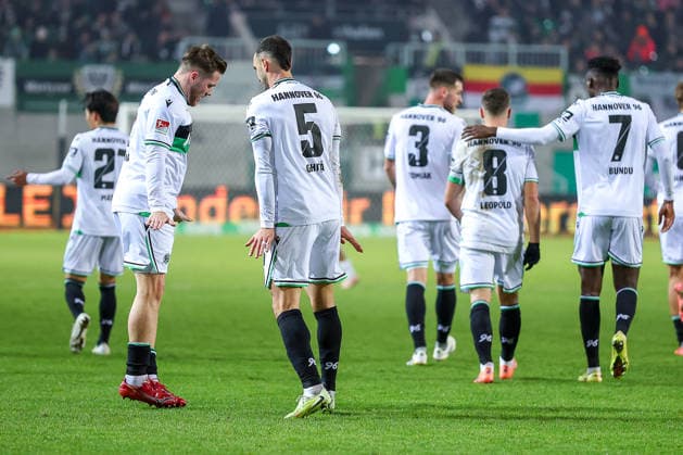 05.12.2025, Fußball, Preußen Münster - Hannover 96, 2. Fußball Bundesliga, Preußenstadion, Saison 2025 2026: Torjubel nach dem Tor zum 1:0 durch Torschütze Benjamin Källman (Hannover96 09) zusammen mit Virgil GhiÈ›a (Hannover96 05) Pingion Pinguintanz DFB regulations prohibit any use of photographs as image sequences and or quasi-video. Nordrhein-Westfalen Deutschland