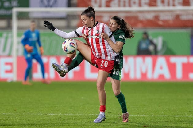 v.li.: Leela Egli (SC Freiburg, 20) und Judit Pujols (VfL Wolfsburg, 33) im Zweikampf, Duell, Dynamik, Aktion, Action, Spielszene, DIE DFB-RICHTLINIEN UNTERSAGEN JEGLICHE NUTZUNG VON FOTOS ALS SEQUENZBILDER UND ODER VIDEOÄHNLICHE FOTOSTRECKEN. DFB REGULATIONS PROHIBIT ANY USE OF PHOTOGRAPHS AS IMAGE SEQUENCES AND OR QUASI-VIDEO., 05.12.2025, Wolfsburg (Deutschland), Fussball, Google Pixel Frauen-Bundesliga, VfL Wolfsburg - SC Freiburg