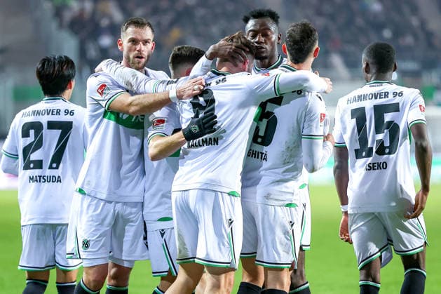 05.12.2025, Fußball, Preußen Münster - Hannover 96, 2. Fußball Bundesliga, Preußenstadion, Saison 2025 2026: Torjubel nach dem Tor zum 1:0 durch Torschütze Benjamin Källman (Hannover96 09) zusammen mit Daisuke Yokota (Hannover96 18) Noel Aseko (Hannover96 15) Hayate Matsuda (Hannover96 27) Virgil GhiÈ›a (Hannover96 05) DFB regulations prohibit any use of photographs as image sequences and or quasi-video. Nordrhein-Westfalen Deutschland