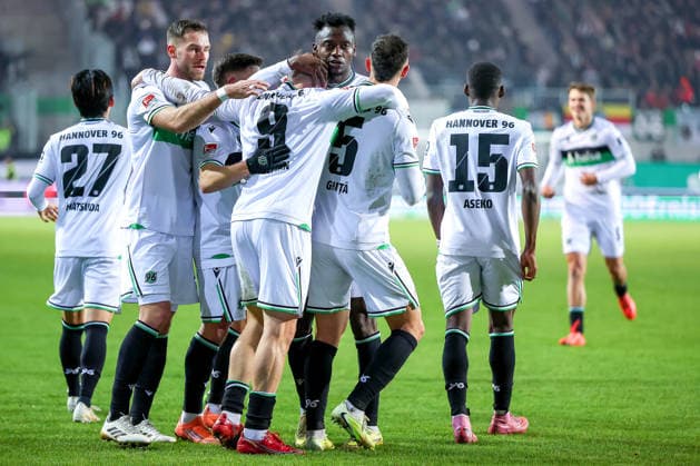 05.12.2025, Fußball, Preußen Münster - Hannover 96, 2. Fußball Bundesliga, Preußenstadion, Saison 2025 2026: Torjubel nach dem Tor zum 1:0 durch Torschütze Benjamin Källman (Hannover96 09) zusammen mit Daisuke Yokota (Hannover96 18) Noel Aseko (Hannover96 15) Hayate Matsuda (Hannover96 27) Virgil GhiÈ›a (Hannover96 05) DFB regulations prohibit any use of photographs as image sequences and or quasi-video. Nordrhein-Westfalen Deutschland