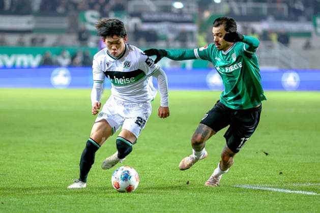 05.12.2025, Fußball, Preußen Münster - Hannover 96, 2. Fußball Bundesliga, Preußenstadion, Saison 2025 2026: Daisuke Yokota (Hannover96 18) im Zweikampf gegen Oliver Batista Meier (Preussen Muenster 17) DFB regulations prohibit any use of photographs as image sequences and or quasi-video. Nordrhein-Westfalen Deutschland