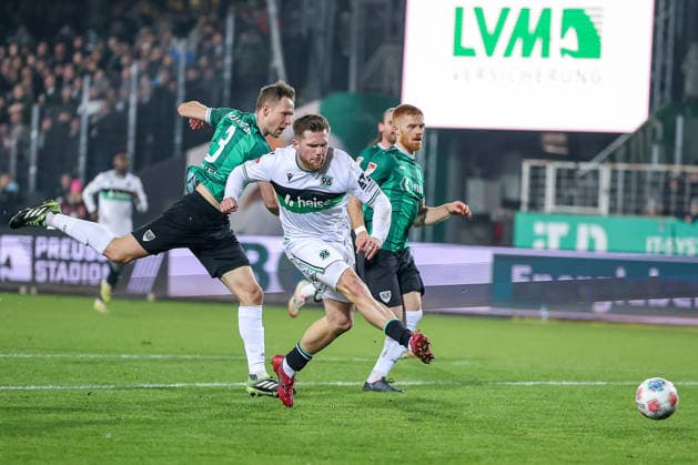 05.12.2025, Fußball, Preußen Münster - Hannover 96, 2. Fußball Bundesliga, Preußenstadion, Saison 2025 2026: Benjamin Källman (Hannover96 09) behauptet sich gegen Paul Jaeckel (Preussen Muenster 03) und Mikkel Kirkeskov (Preussen Muenster 02) und trifft zum 1:0 Torschuss Treffer Tor Torschütze DFB regulations prohibit any use of photographs as image sequences and or quasi-video. Nordrhein-Westfalen Deutschland