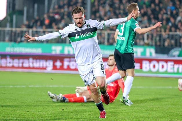 05.12.2025, Fußball, Preußen Münster - Hannover 96, 2. Fußball Bundesliga, Preußenstadion, Saison 2025 2026: Torjubel nach dem Tor zum 1:0 durch Torschütze Benjamin Källman (Hannover96 09) DFB regulations prohibit any use of photographs as image sequences and or quasi-video. Nordrhein-Westfalen Deutschland
