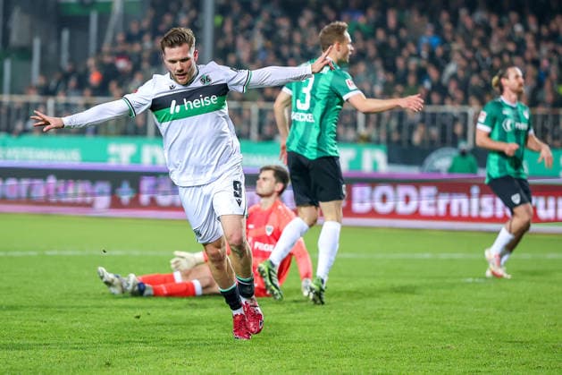 05.12.2025, Fußball, Preußen Münster - Hannover 96, 2. Fußball Bundesliga, Preußenstadion, Saison 2025 2026: Torjubel nach dem Tor zum 1:0 durch Torschütze Benjamin Källman (Hannover96 09) DFB regulations prohibit any use of photographs as image sequences and or quasi-video. Nordrhein-Westfalen Deutschland