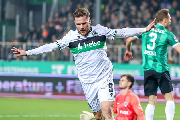 05.12.2025, Fußball, Preußen Münster - Hannover 96, 2. Fußball Bundesliga, Preußenstadion, Saison 2025 2026: Torjubel nach dem Tor zum 1:0 durch Torschütze Benjamin Källman (Hannover96 09) DFB regulations prohibit any use of photographs as image sequences and or quasi-video. Nordrhein-Westfalen Deutschland