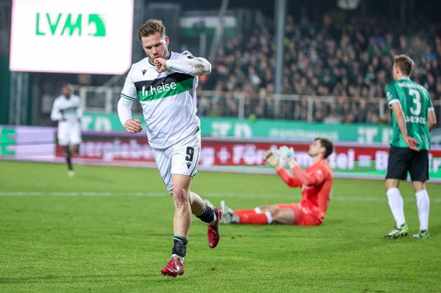 05.12.2025, Fußball, Preußen Münster - Hannover 96, 2. Fußball Bundesliga, Preußenstadion, Saison 2025 2026: Torjubel nach dem Tor zum 1:0 durch Torschütze Benjamin Källman (Hannover96 09) - küsst seine Faust DFB regulations prohibit any use of photographs as image sequences and or quasi-video. Nordrhein-Westfalen Deutschland