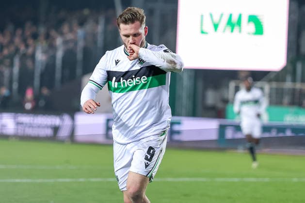 05.12.2025, Fußball, Preußen Münster - Hannover 96, 2. Fußball Bundesliga, Preußenstadion, Saison 2025 2026: Torjubel nach dem Tor zum 1:0 durch Torschütze Benjamin Källman (Hannover96 09) - küsst seine Faust DFB regulations prohibit any use of photographs as image sequences and or quasi-video. Nordrhein-Westfalen Deutschland