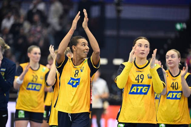 DORTMUND, GERMANY 20251205 Sweden s Jamina Roberts, Nathalie Hagman and Olivia Löfqvist thank the crowd after the win, 32-27, in Friday s match in the main round of the Women s Handball World Championship, WM, Weltmeisterschaft between Sweden and South Korea at the Westfalenhalle in Dortmund, Germany. DORTMUND GERMANY x10070x