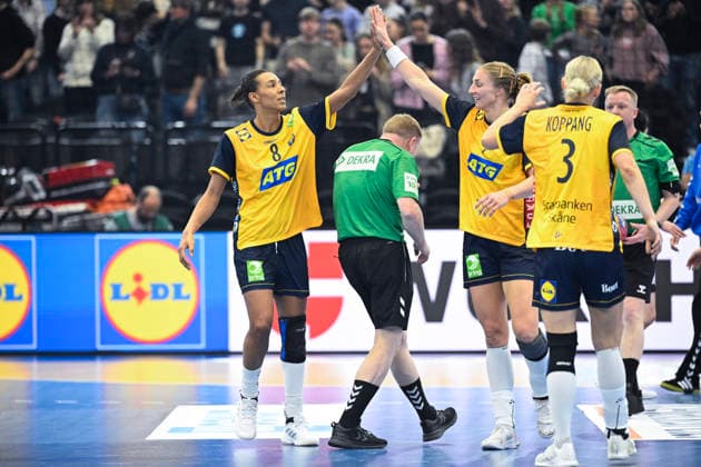 DORTMUND, TYSKLAND 20251205 Sveriges Jamina Roberts, Linn Blohm och Nina Koppang efter vinsten, 32-27, i fredagens match i huvudrundan i damernas handbolls-VM mellan Sverige och Sydkorea i Westfalenhalle i Dortmund, Tyskland. Redan före matchen var de svenska handbollsdamerna utslagna ur VM. DORTMUND TYSKLAND x10070x