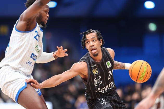 JaCobi Allen Wood (Tigers Tuebingen, 24) im Zweikampf mit David Opowu Ejah (PS Karlsruhe LIONS, 25), PS Karlsruhe LIONS vs Tigers Tuebingen, Basketball ProA 2. Bundesliga, 11. Spieltag, Saison 2025 2026, 05.12.2025, PS Karlsruhe LIONS vs Tigers Tuebingen, Basketball ProA 2. Bundesliga, 11. Spieltag, Saison 2025 2026, 05.12.2025 Karlsruhe Copyright: xEibner-Pressefoto JanxPrihodax EP_JPA